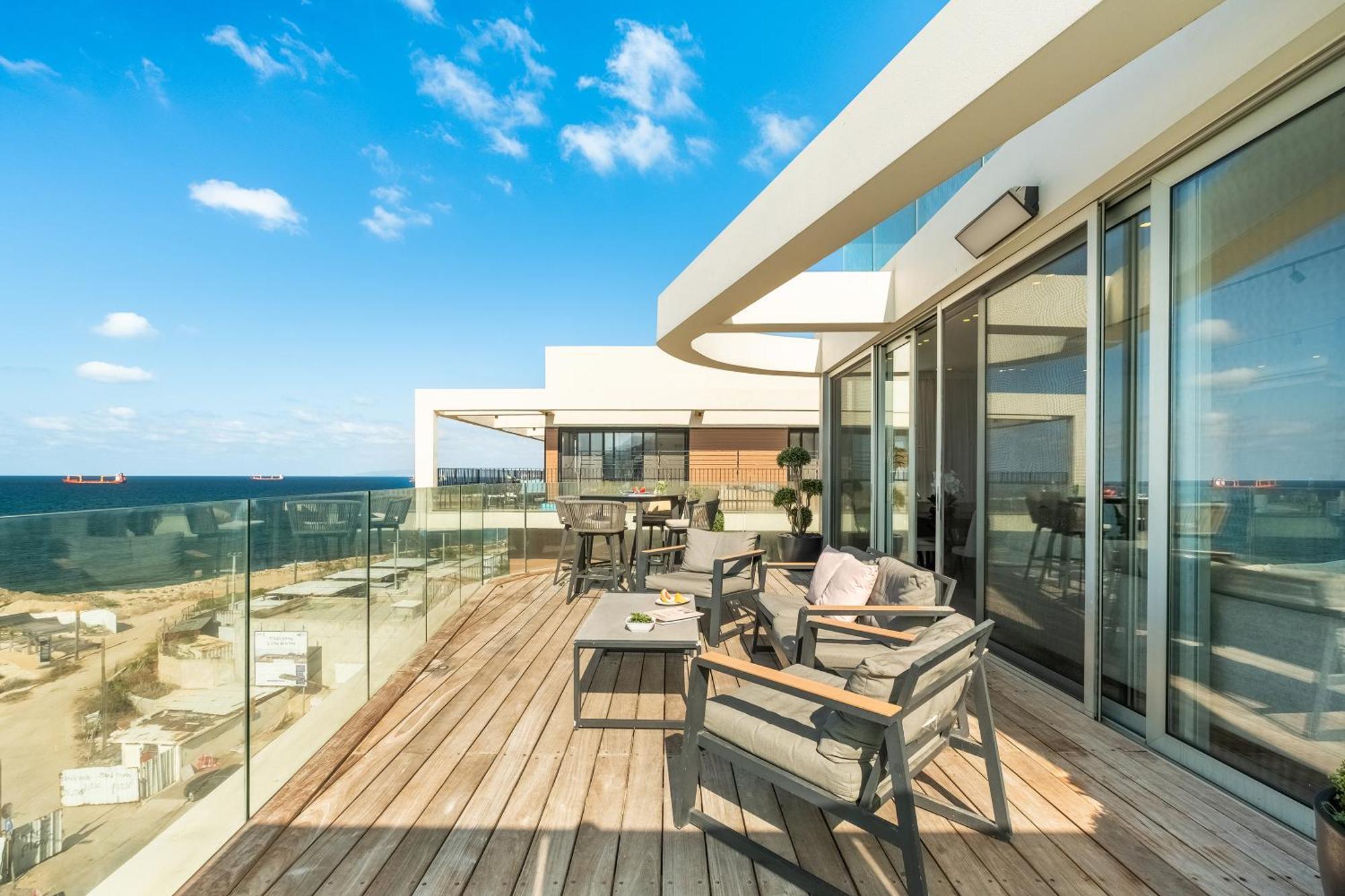 Penthouse 3Br + Roof Top + Parking - On The Beach Хайфа Екстер'єр фото