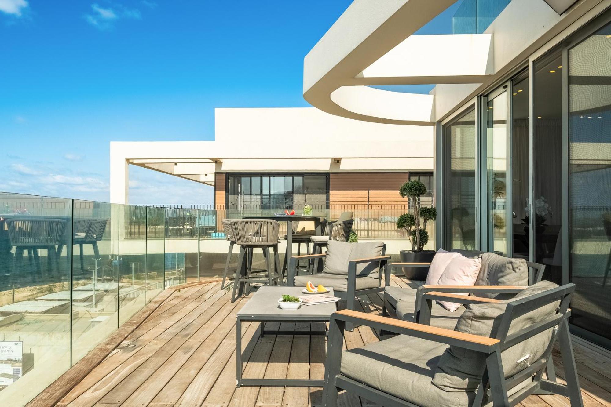 Penthouse 3Br + Roof Top + Parking - On The Beach Хайфа Екстер'єр фото